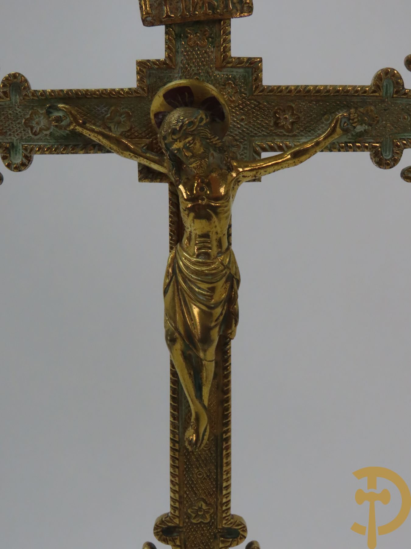 Koperen bewerkt kruisbeeld met corpus, gestempeld onderaan - Bourdon Gent - 19e