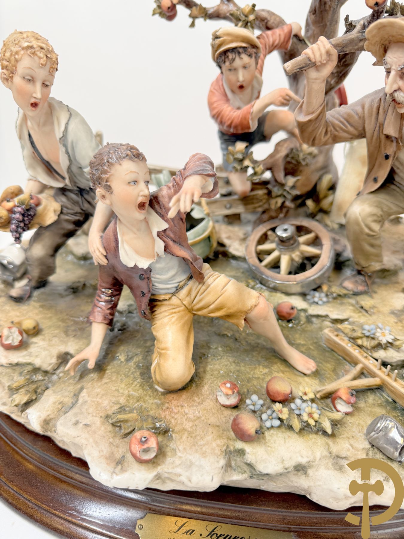 Twee grote Italiaanse groepen in 
gekleurde biscuit : jongens plukken appels - onderonsje aan tafel + 4 groepen in gekleurde Italiaanse biscuit