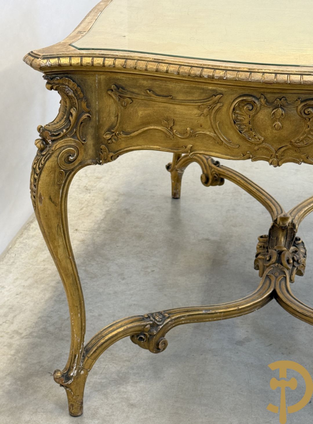 Vergulde tafel met rocailles en geslepen glazen blad op voluutvormige poten, Louis XV stijl