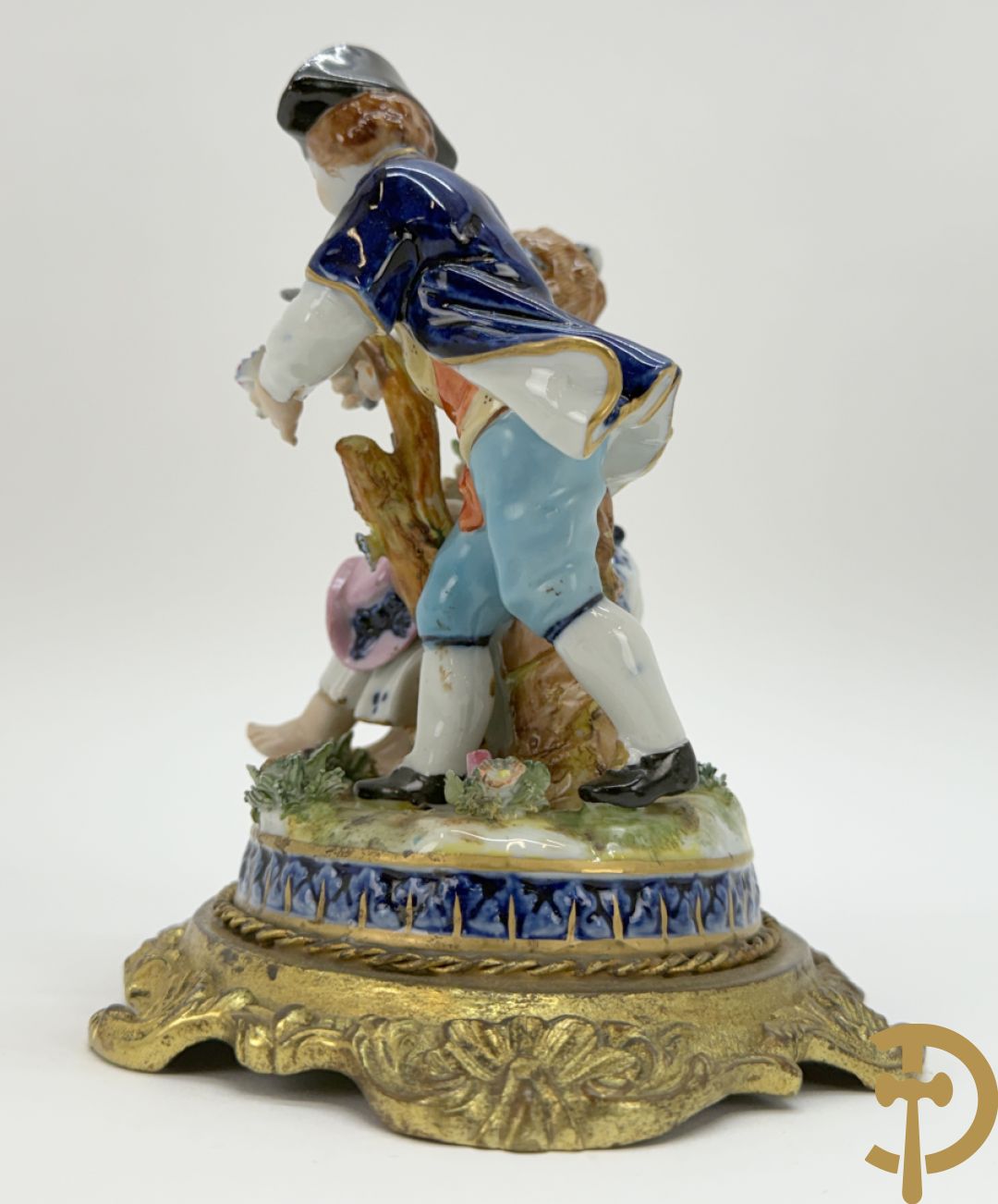 Paar gekleurde porseleinen sierbeeldjes op bronzen voet, Capo di Monte + 2 sierbeeldjes op bronzen voet