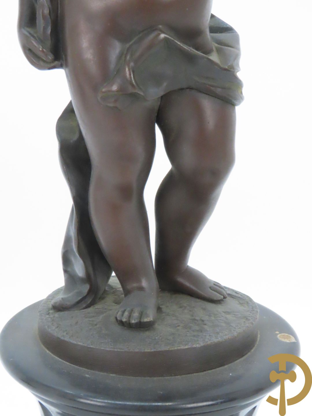 CLODION getekend - Paar elegante bronzen dames met tambour en fruit, geflankeerde door jonge faune, op marmeren klokstel - opgebouwd als garnituur met 2 kandelaars met bronzen kindjes dragende een toorts met bloemen en kaarsen