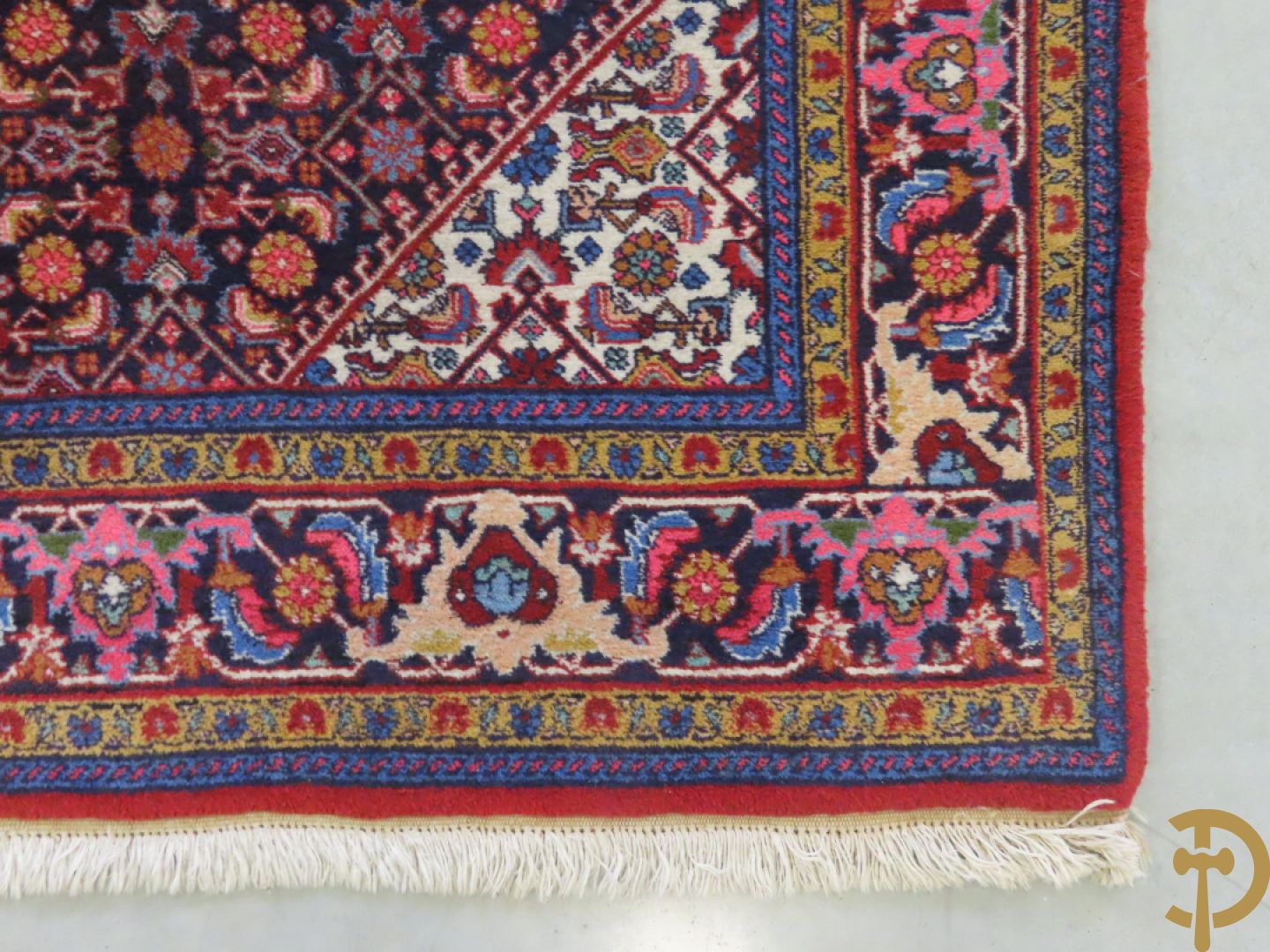 Oosters handgeknoopt tapijt met centraal decor