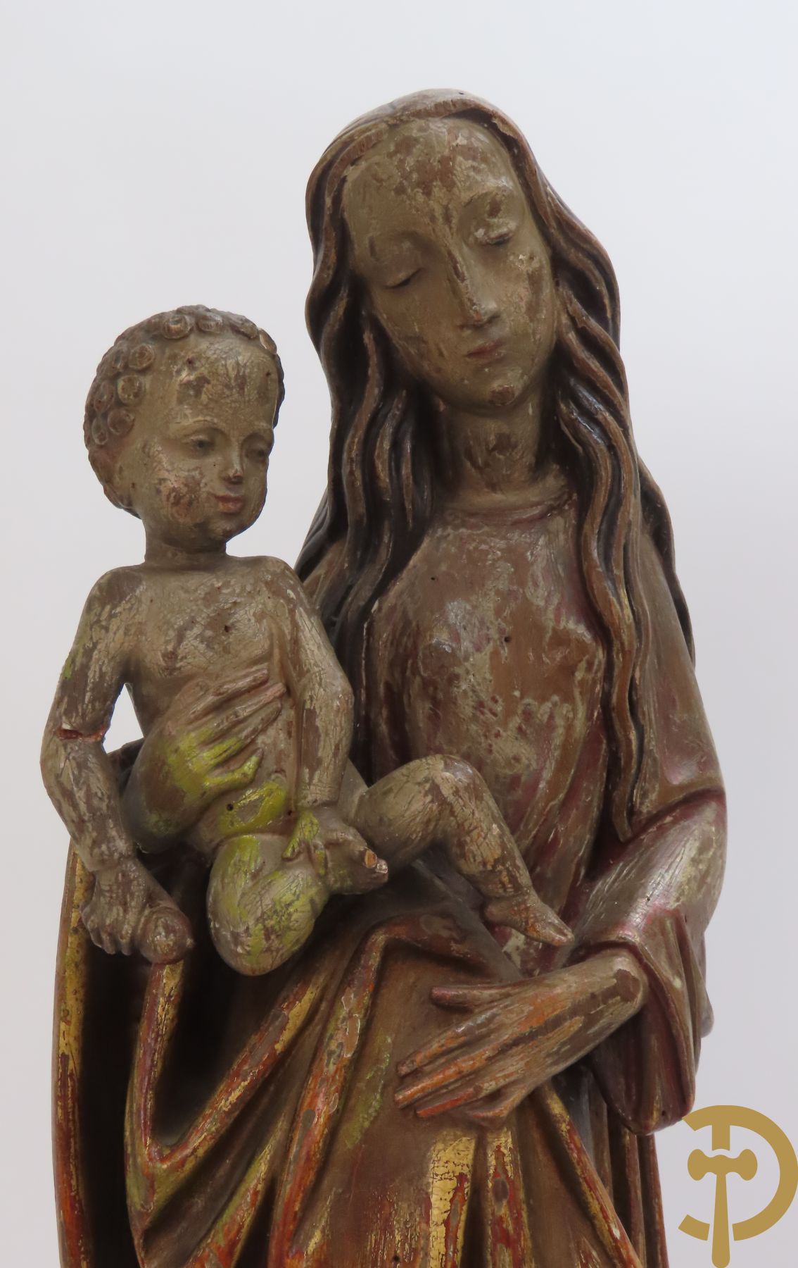 Gepolychromeerde houtsculptuur van madonna met kind gemonteerd op sokkel met accanthusranken