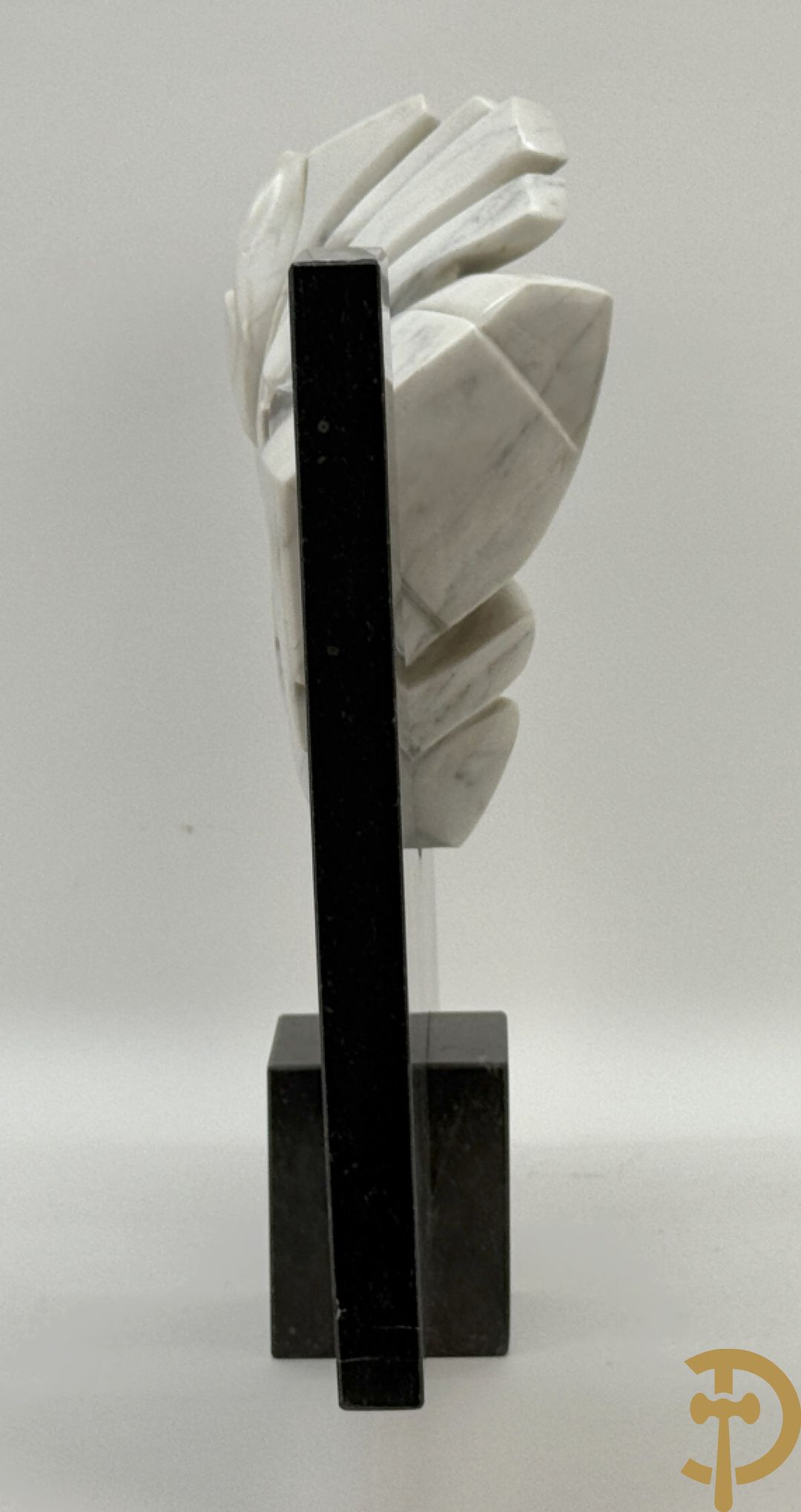 Ongetekend wit marmeren beeld op granieten onderstel