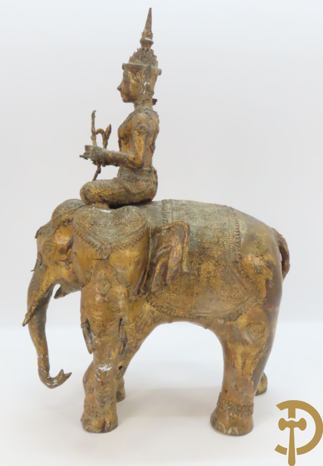 Orientaalse kopersculptuur van driekoppige olifant met boedhisatsvat + koperen boedhistische figuur met snaarinstrument