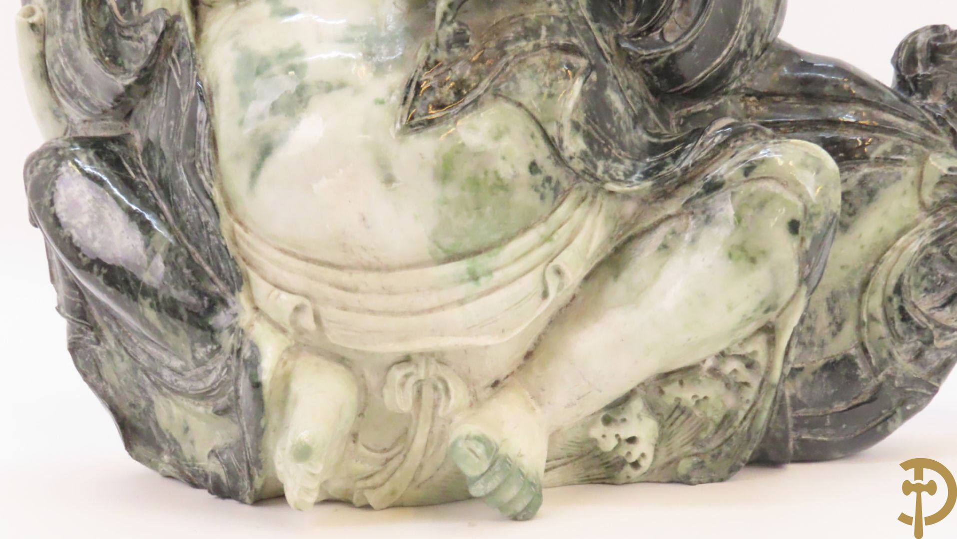 Zittende lachende boedha met kralenkrans en fo hond in gesculpteerde tweekleurige nefriet