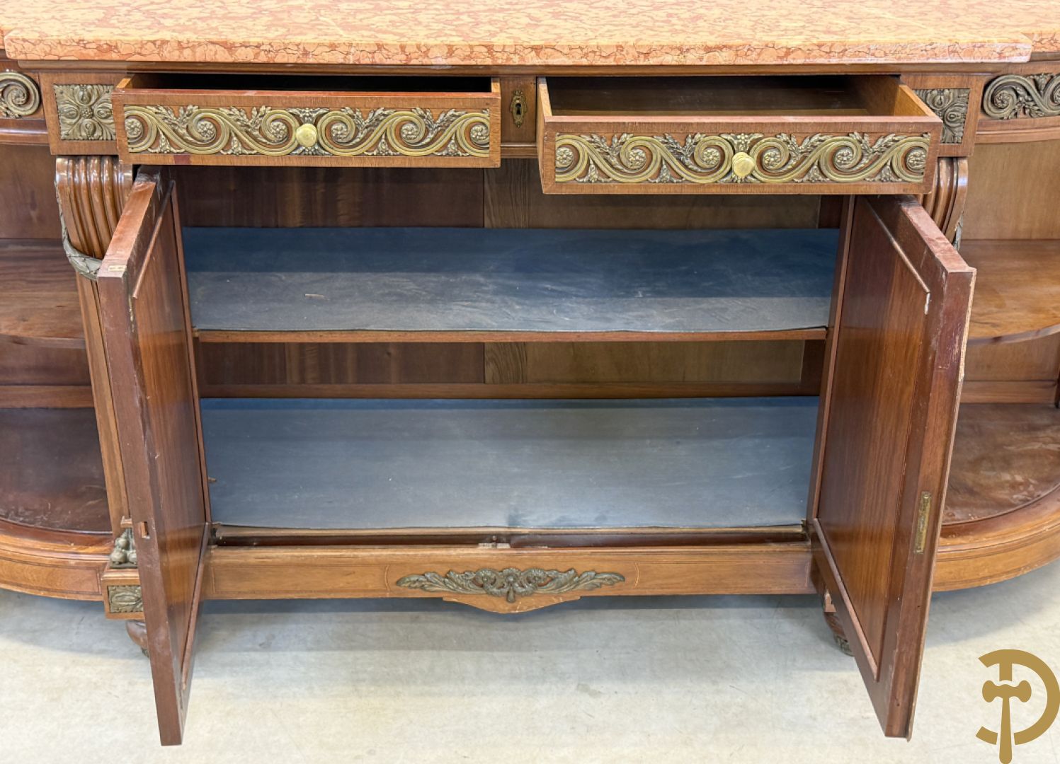 Art deco Decoene vierdeursdressoir in notelaar fineer met gebogen beglaasde deuren opzij en bezet met bronzen ornamenten - bovenaan met marmeren blad