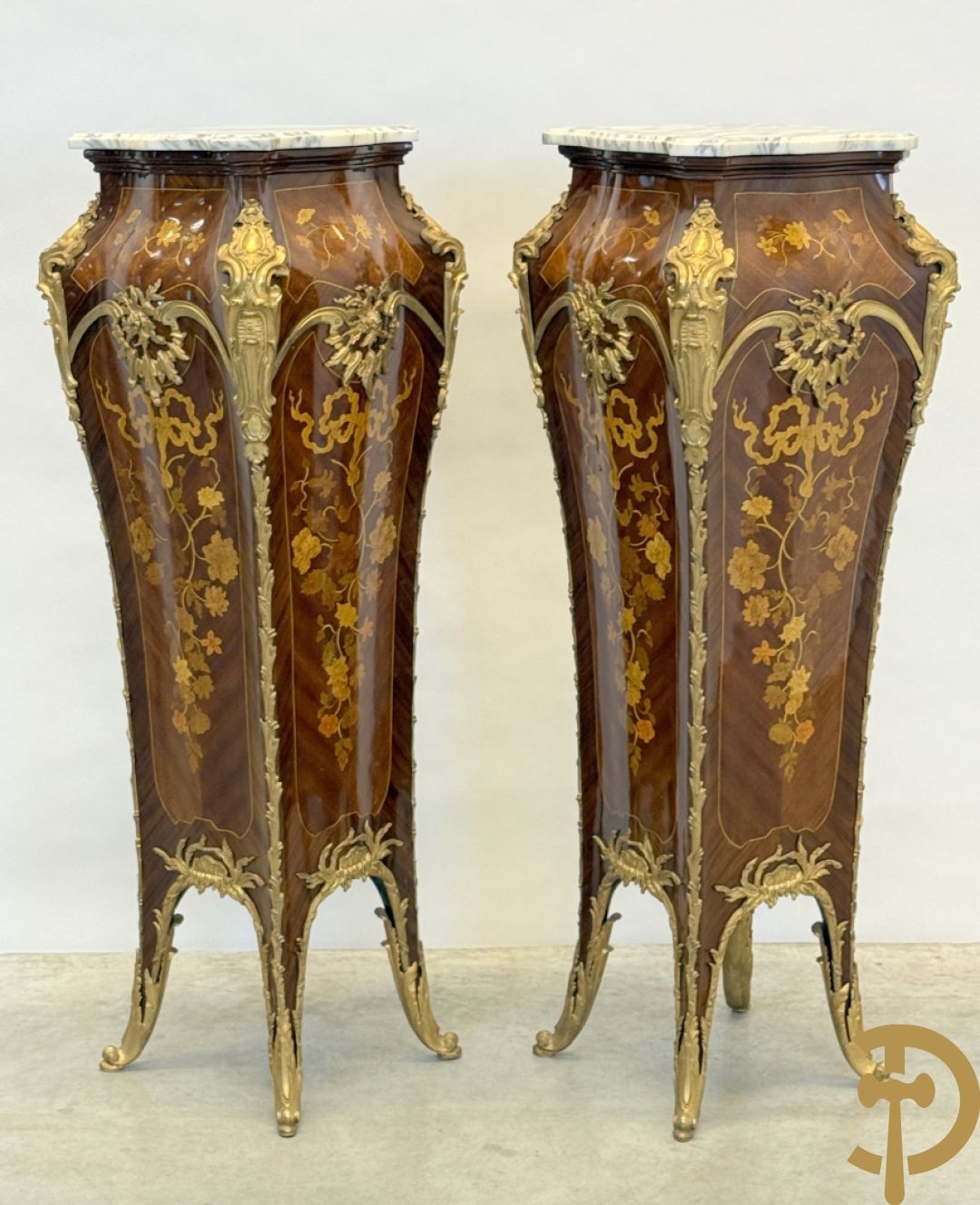 Paar notelaren gemarketteerde zuilen bezet met bronsbeslag en Louis XV motieven op voluutvormige poten - bovenaan met marmeren geaderd blad