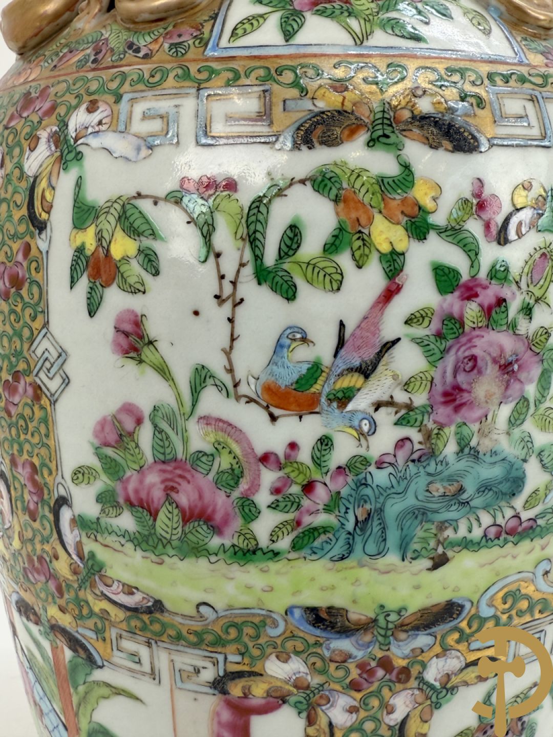 Chinese porseleinen Kanton vaas met geanimeerde taferelen en natuurdecor