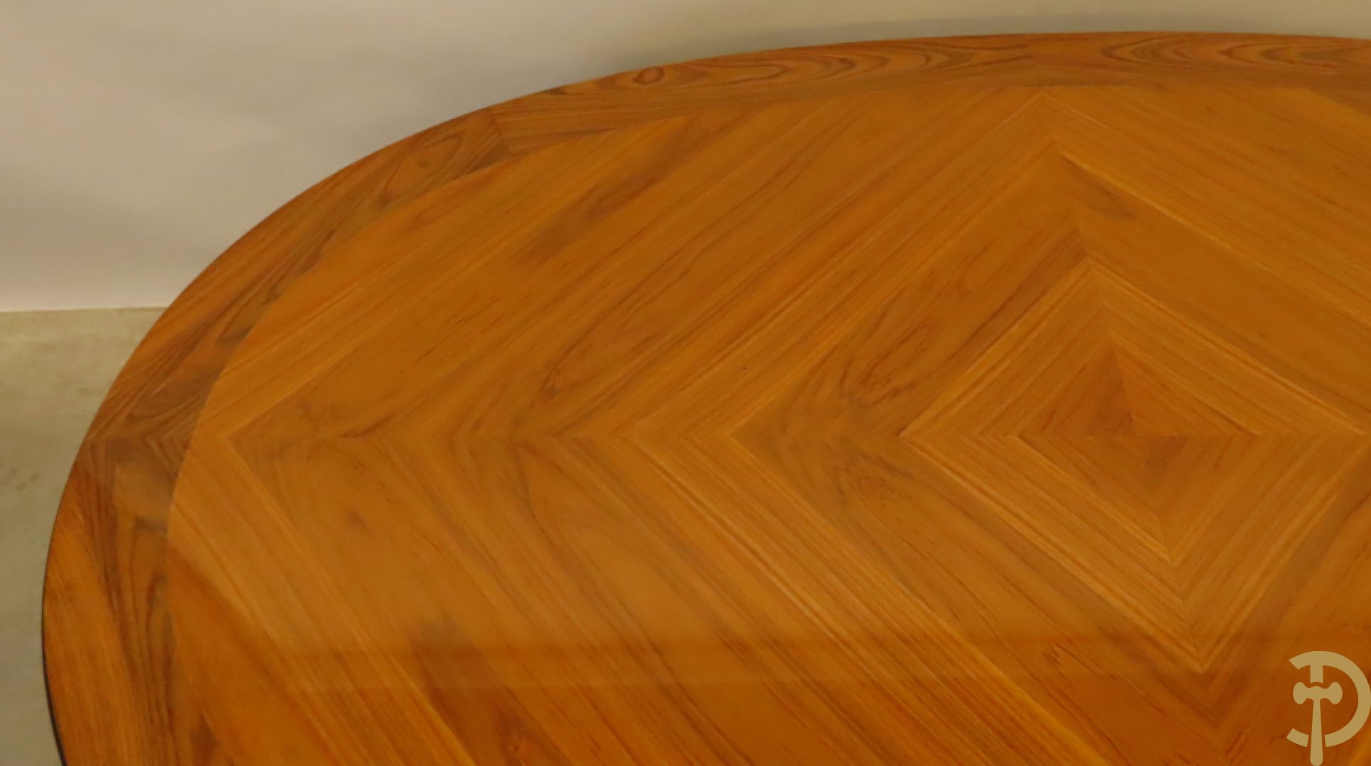 Notelaren eetkamer Louis XVI stijl bestaande uit vijfdeursdressoir met bloemenmarquetterie, bronsbeslag en wit marmeren blad, ovale uittrekbare tafel, 6 stoelen met leder bekleed en gegalbeerde vitrine met geslepen ruitjes