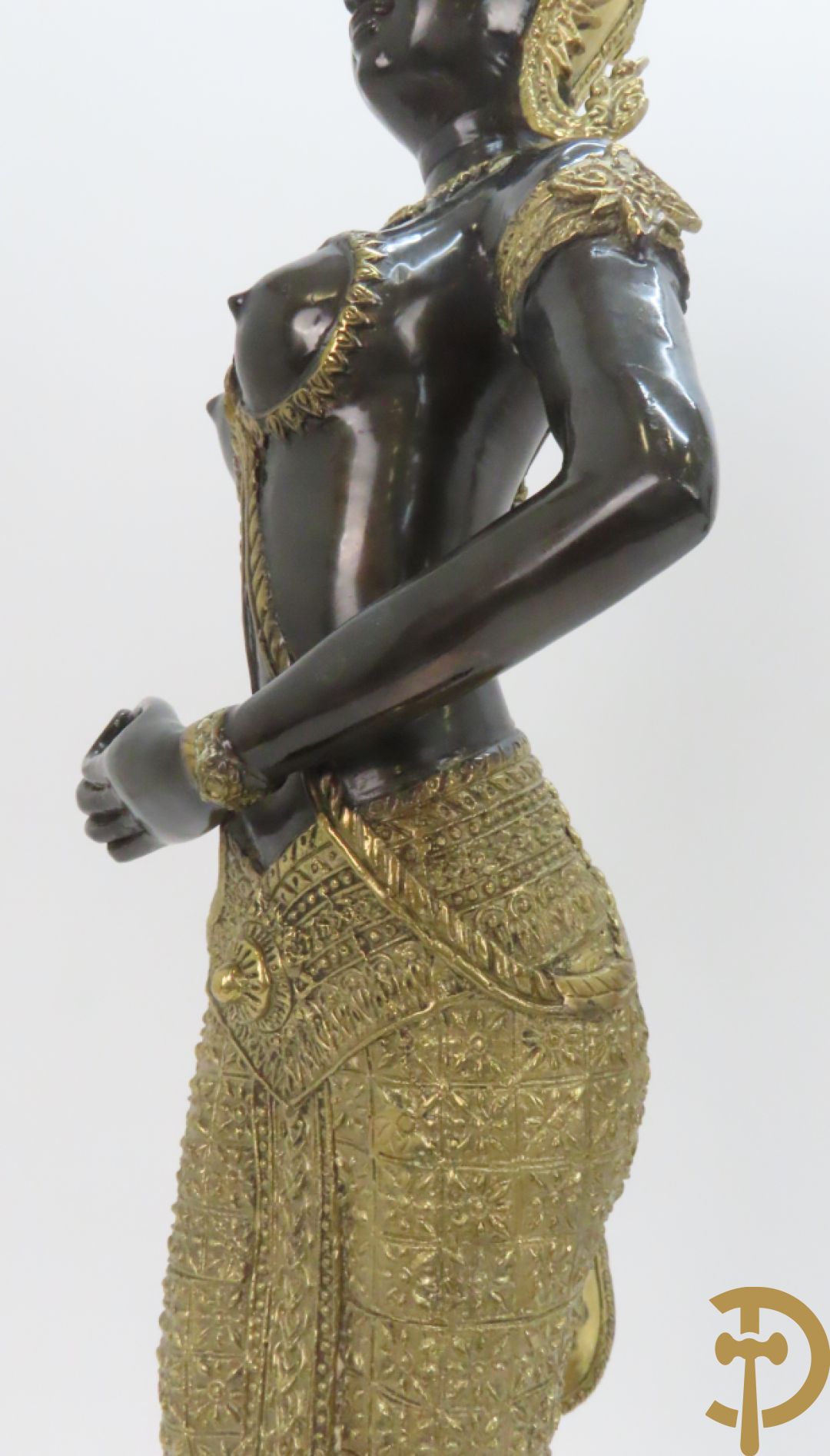 Twee staande koperen boedhistische figuren