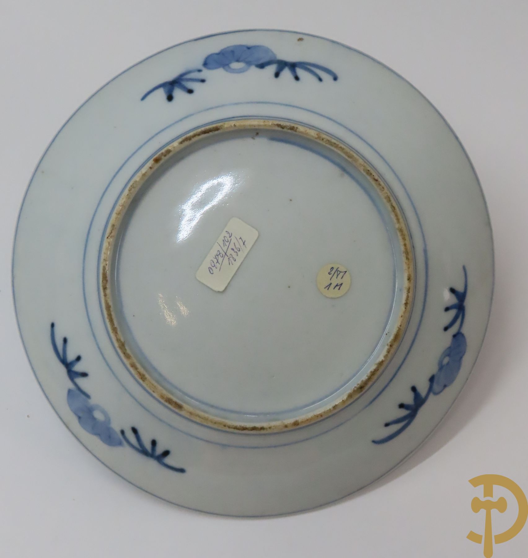 Acht Chinese porseleinen borden w.o. blauw/wit met bloemendecor, 2 blauw/witte borden, 2 Imari borden (1 met ster), 2 porseleinen borden met decor van bloemen in landschap en octagonaal bord