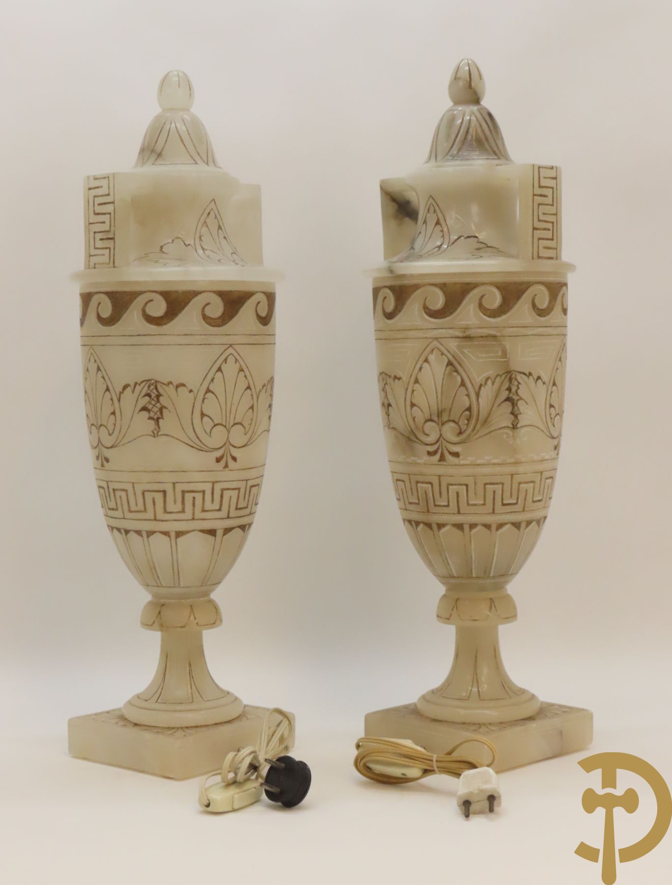 Paar handgesculpteerde onix marmeren Italiaanse potiches met accanthusraken en meanderend decor