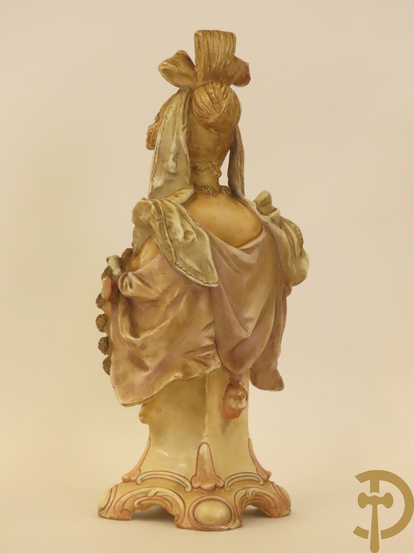 Meerkleurige porseleinen damesbuste + 14 biscuits