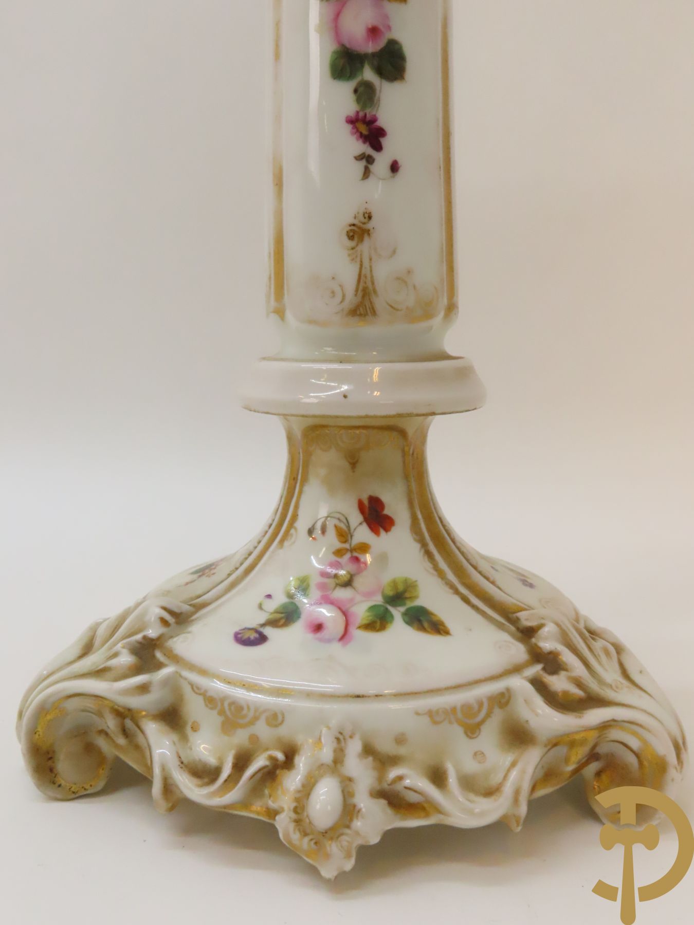 Porseleinen Vieux Paris vierarmige kandelaar met bloemen bezet + paar Vieux Bruxelles cornetvazen