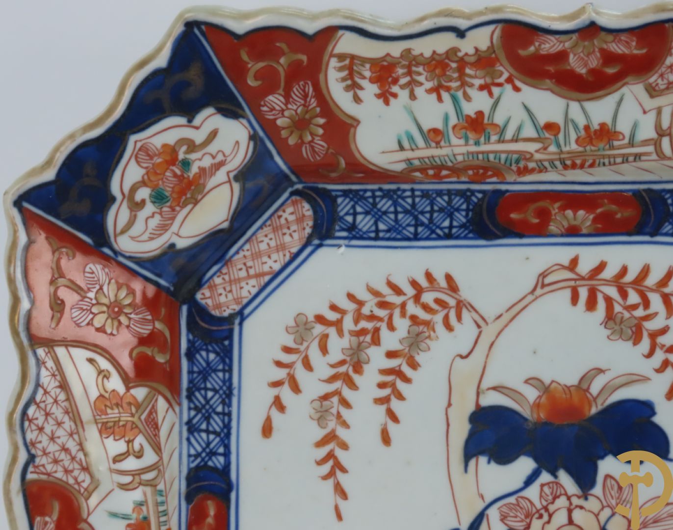 Drie vierkante Imari borden