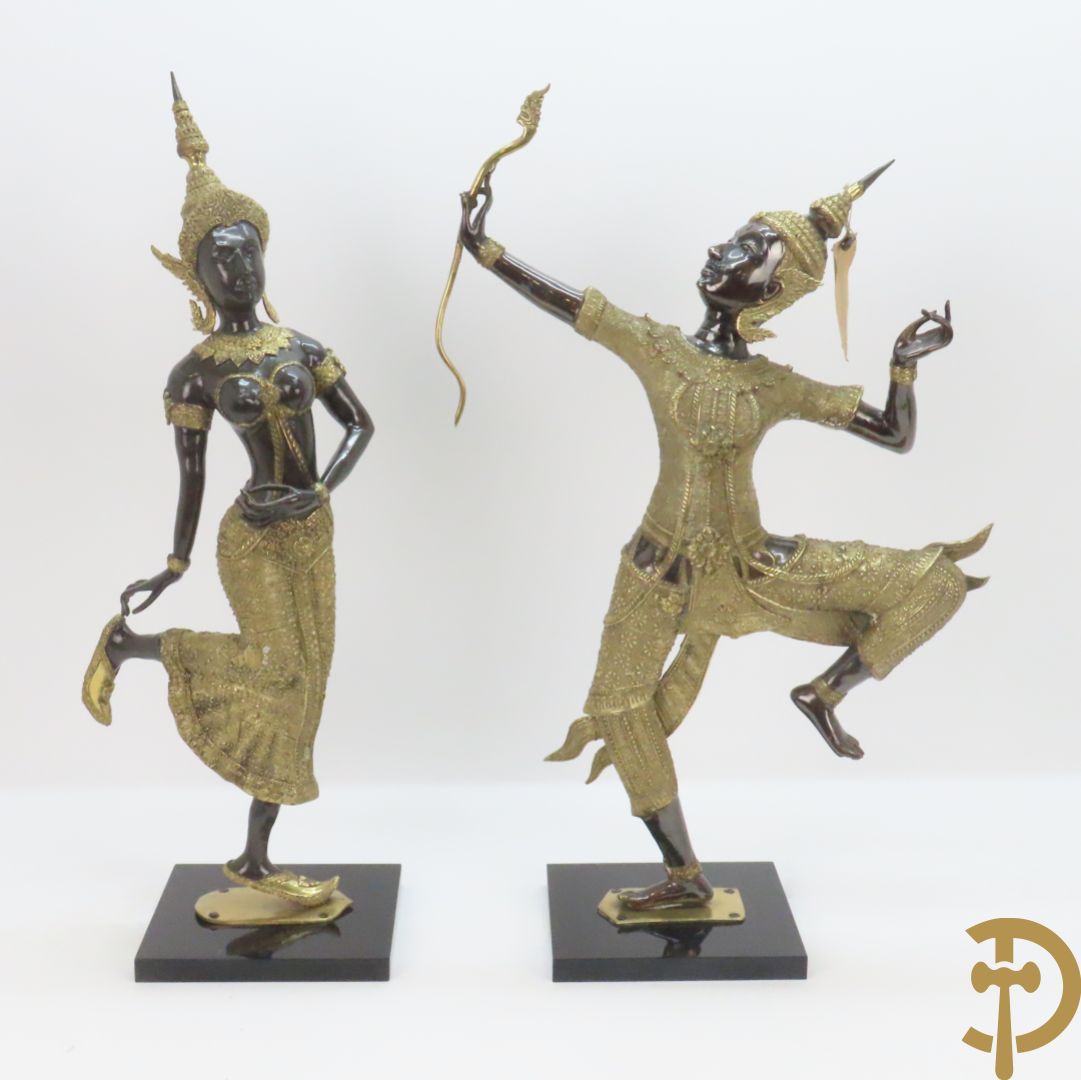 Twee staande koperen boedhistische figuren