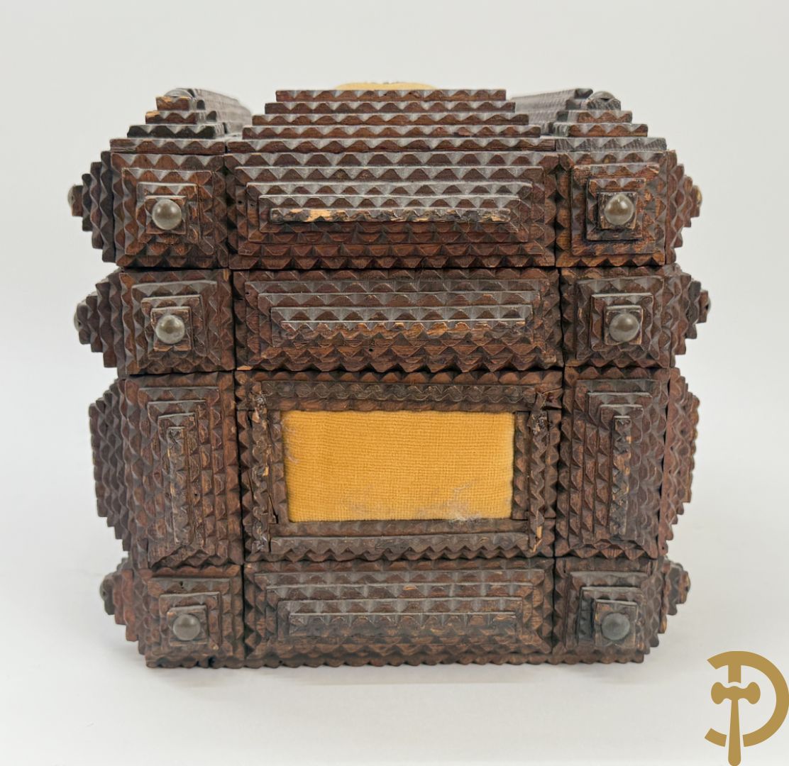 Schatkistje in gekarteld hout met velours bezet