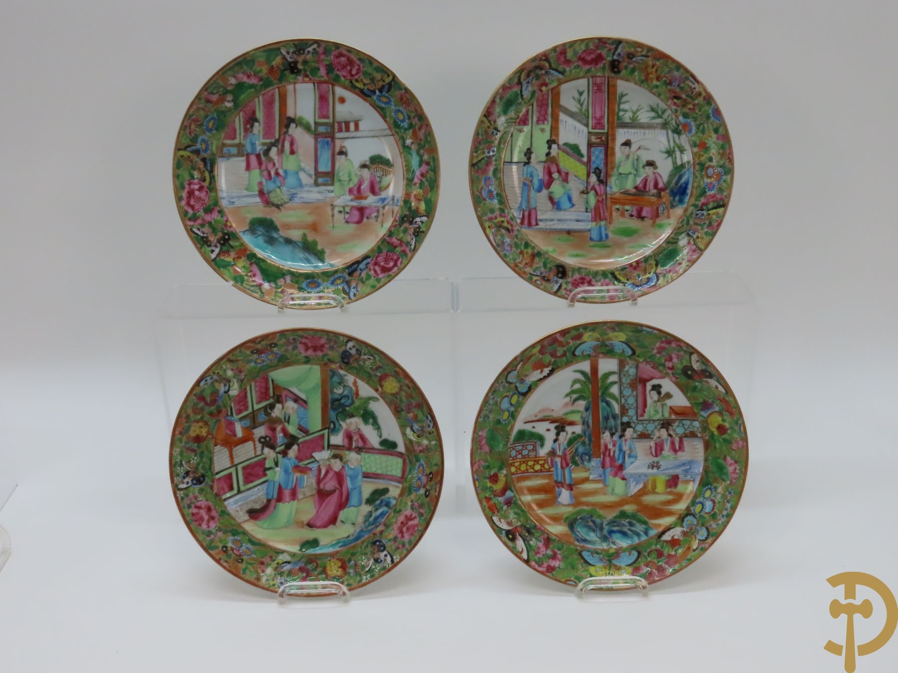 Vier Chinese porseleinen Kantonbordjes met geanimeerde taferelen omringd door vlinder- en bloemendecor