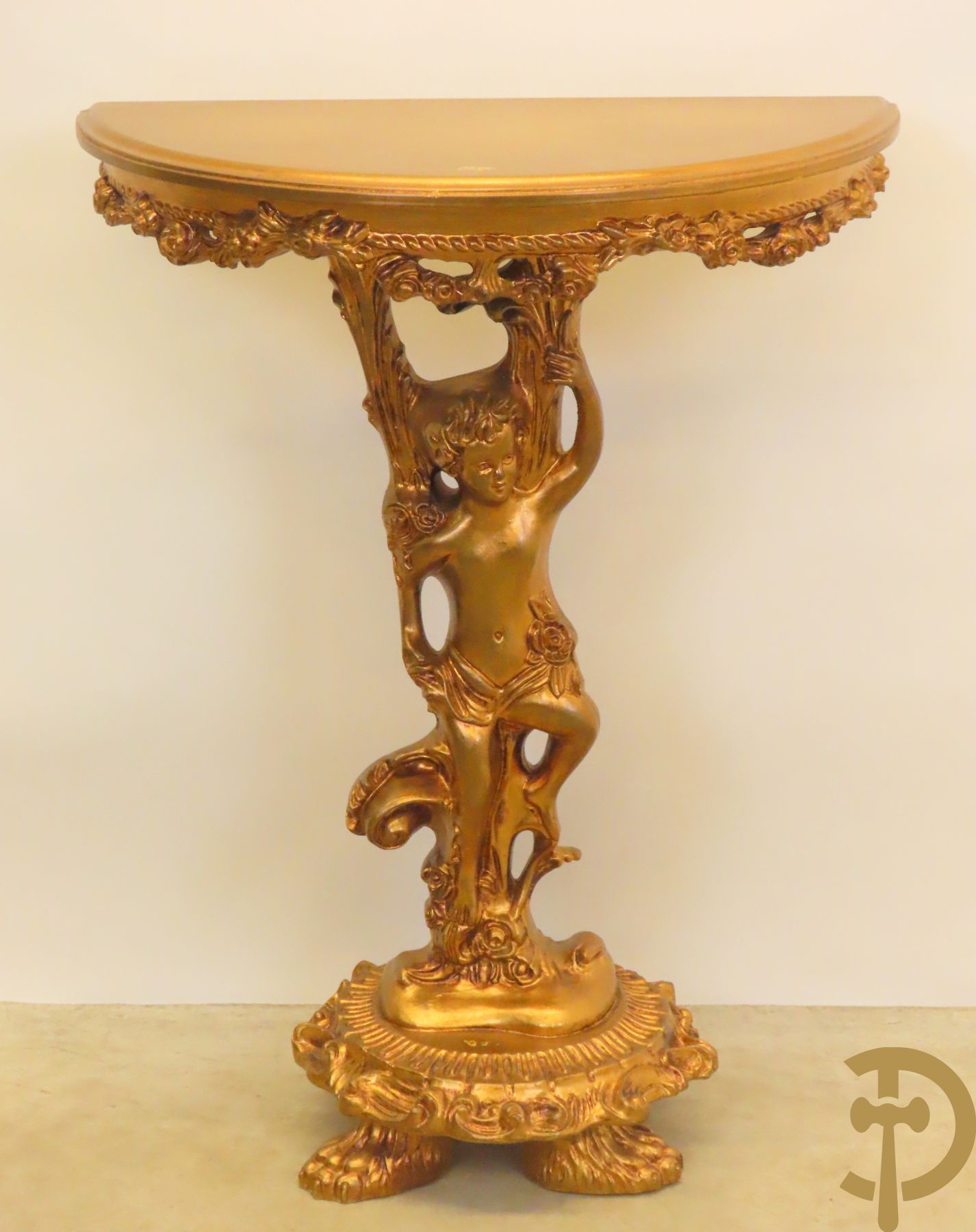 Vergulde halve maanvormige console gedragen door cupido op klauwepoten