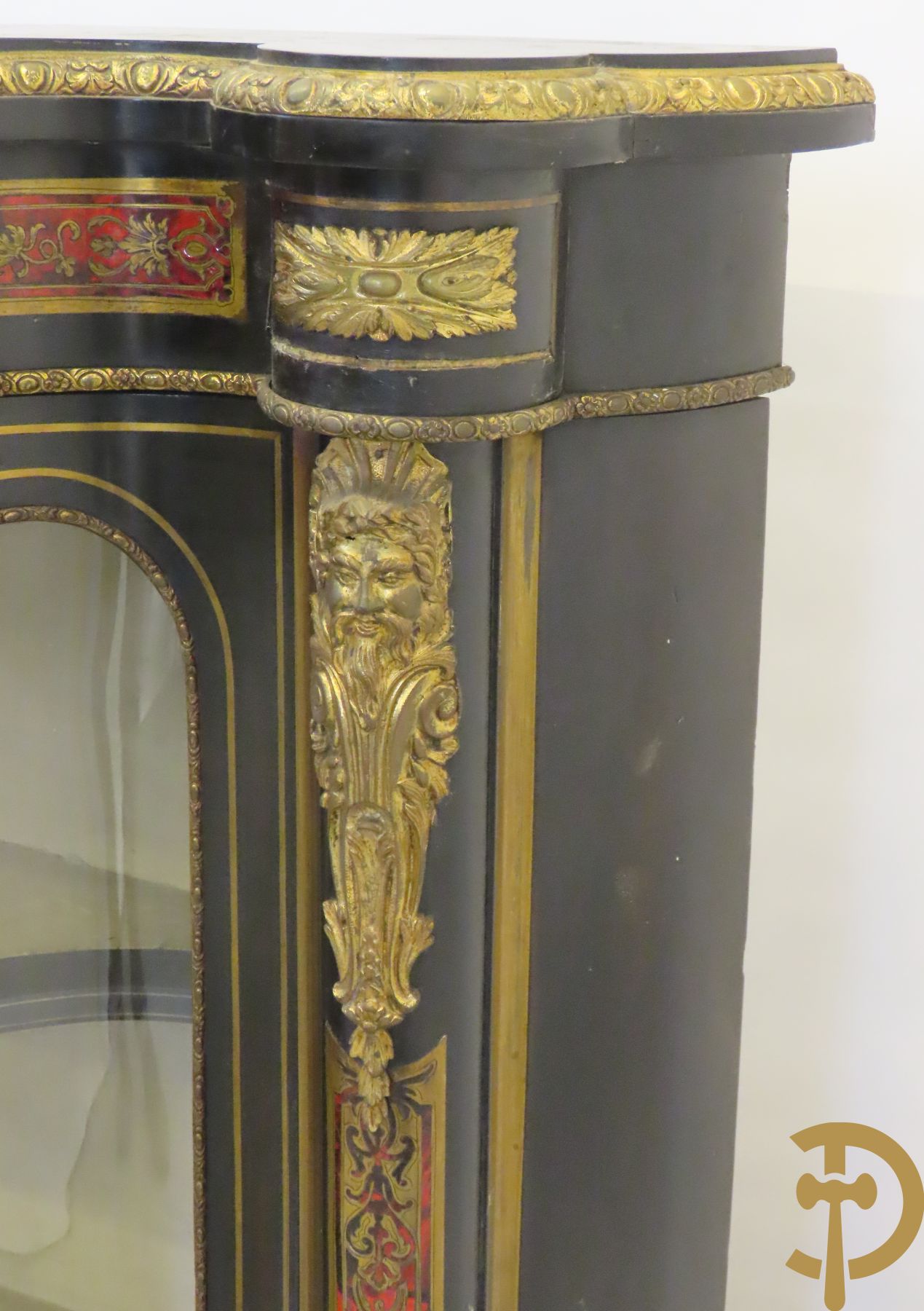 Groot Napoleon III dressoir met centrale deur bezet met medaillon in Boulletechniek - zijdelings met deuren in vitrineglas - bezet met bronzen ornamenten