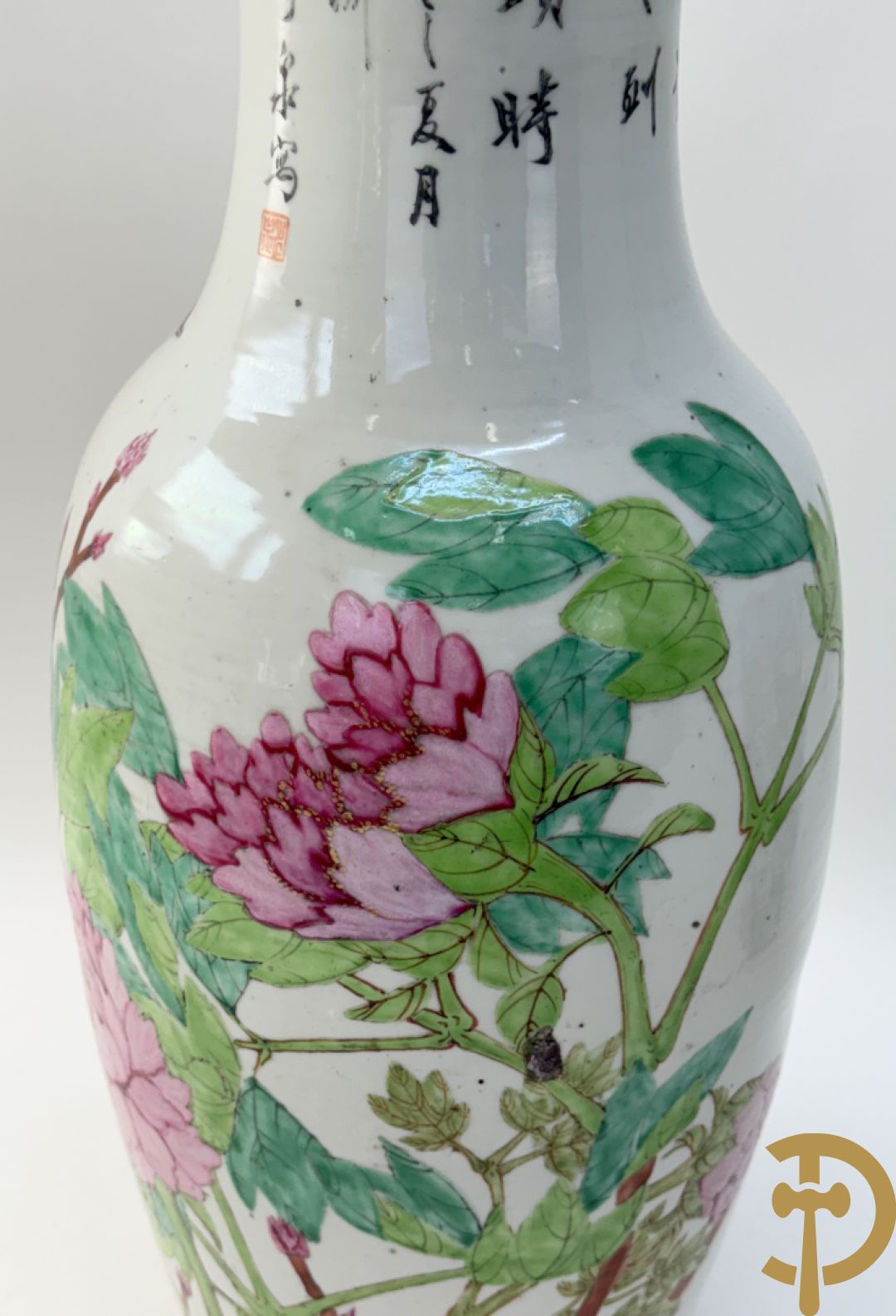 Paar Chinese porseleinen vazen met bloemen- en vogeldecor, achteraan getekend