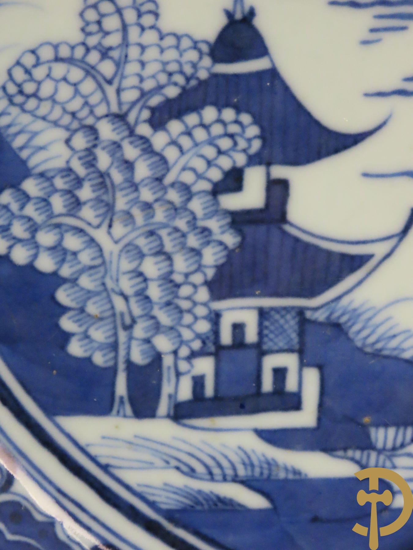 Ovaal Chinees porseleinen bord met decor van rivieren en landschappen
