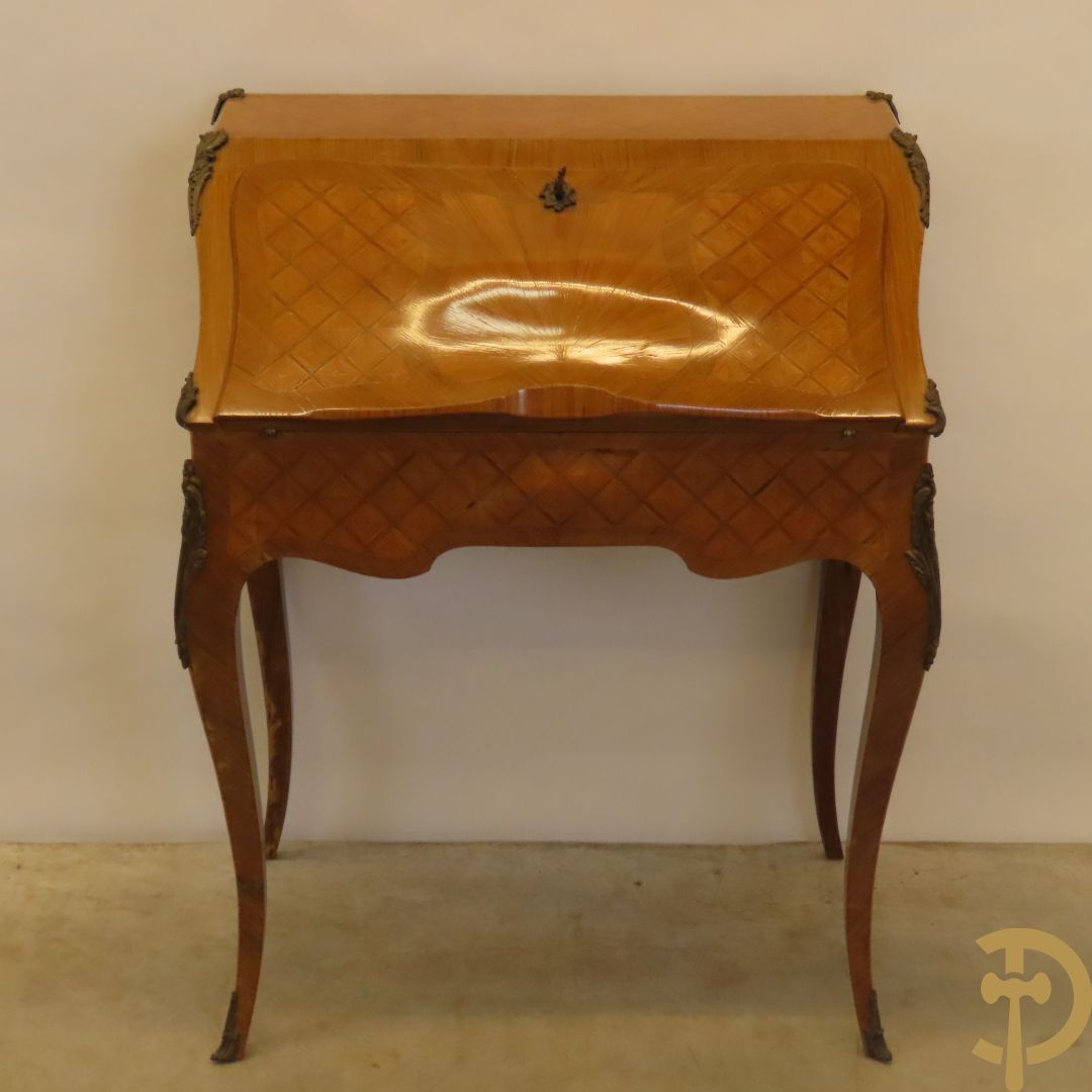 Notelaren damesklapsecretaire met parkettage en zonnestraalfineer, bezet met bronsbeslag - op voluutvormige poten