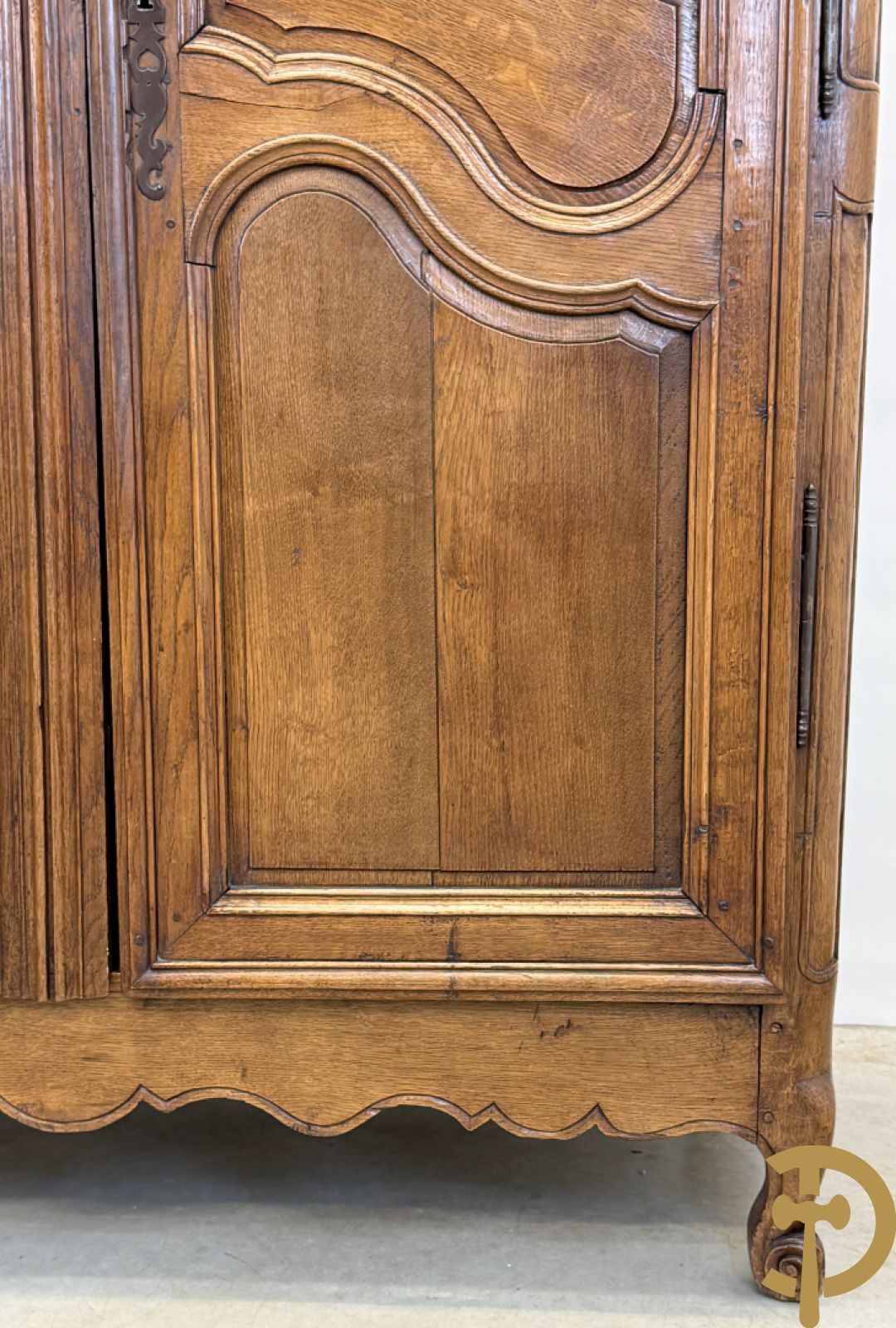 Massief eiken tweedeurskast met afgestoken panelen en gezwaaide moluren