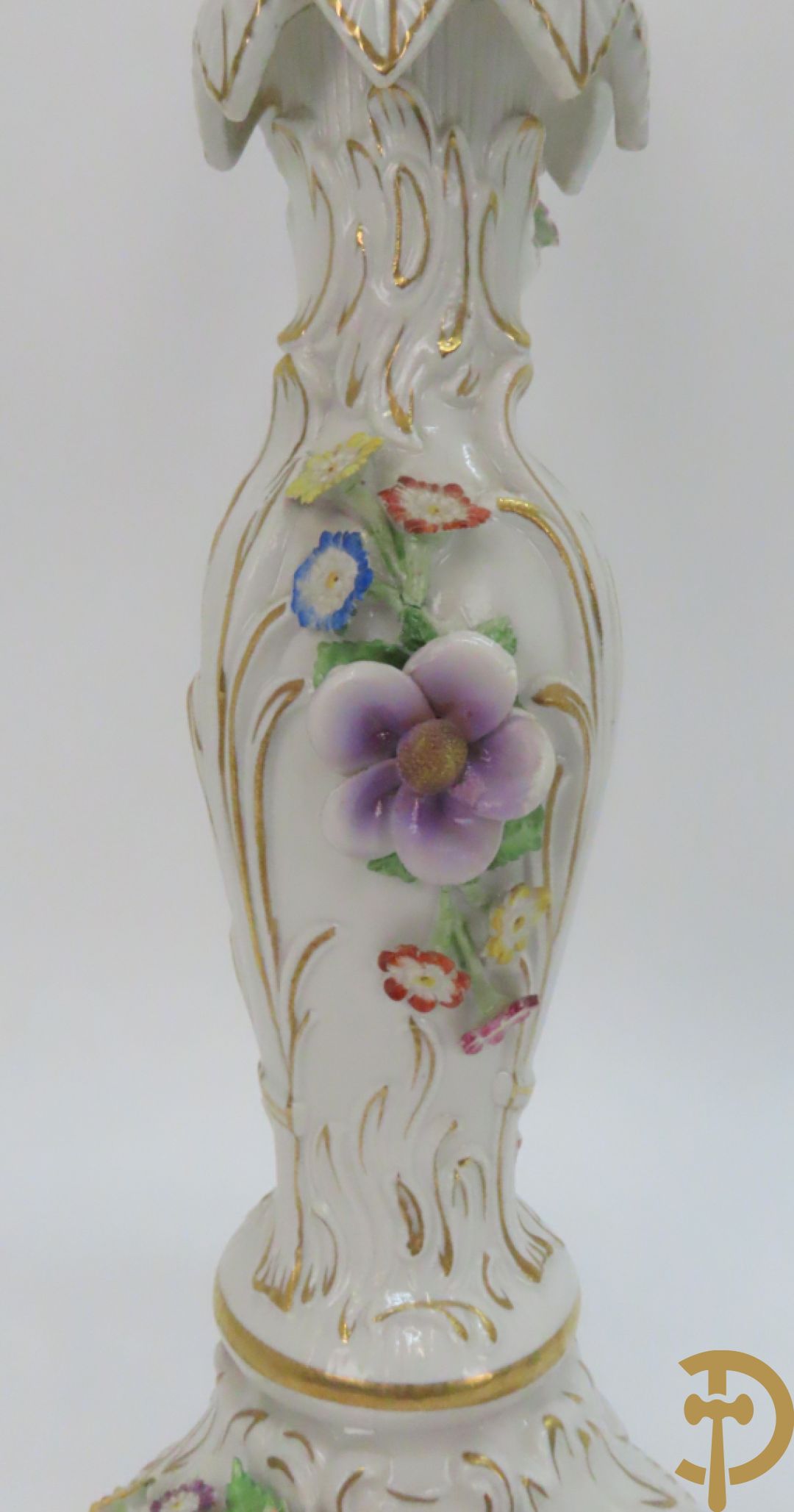 Driearmige porseleinen kandelaar met bloemenmotieven, onderaan gemerkt Plaue + porseleinen coupe Plaue + Limoges schenkkan met bloemendecor