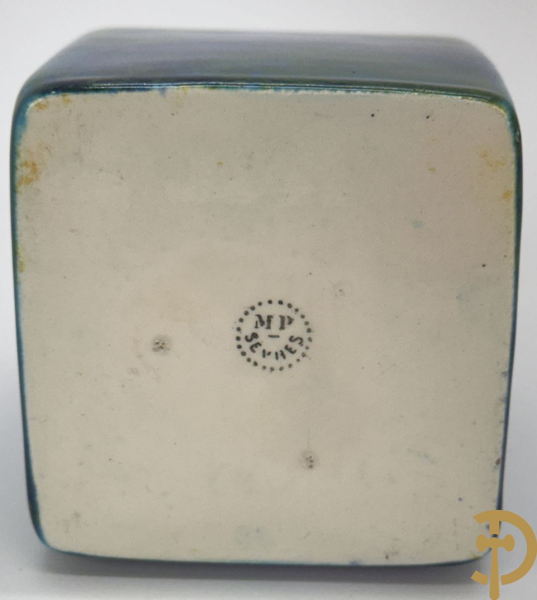 Vierkante blauw porseleinen fles Sèvres (Paul Milet) gemerkt met zilveren dop + dekseldoos Capo di Monte met cupido