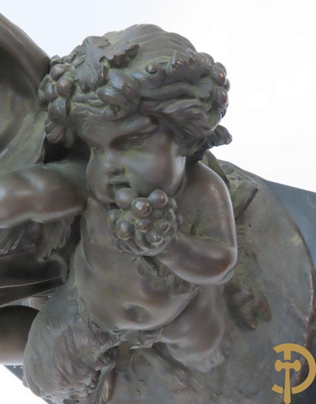 CLODION getekend - Paar elegante bronzen dames met tambour en fruit, geflankeerde door jonge faune, op marmeren klokstel - opgebouwd als garnituur met 2 kandelaars met bronzen kindjes dragende een toorts met bloemen en kaarsen