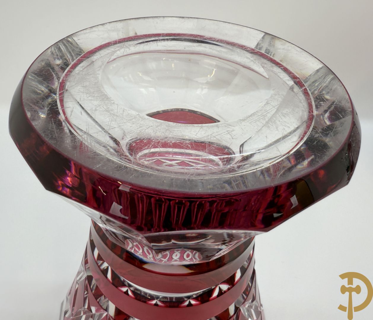 Gekleurde bolvormige kristallen handgeslepen Val-Saint-Lambert vaas, gemerkt 1197 + groene krsitallen Val-Saint-Lambert vaas + rode geslepen Val-Saint-Lambert vaas