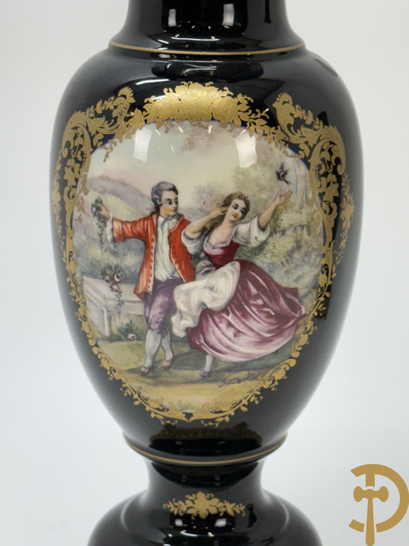 Paar kobaltblauwe porseleinen vazen met romantisch decor op koperen voet, ACF gemerkt