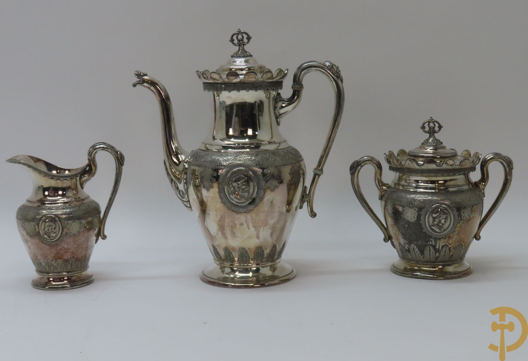 Verzilverd koffiestel MFD & Plated by Reed & Barton 2046 bestaande uit koffiekan, melkkan en suikerpot met ovale medaillons + verzilverde coupe met eekhoorn en rocaille + verzilverde coupe met glas + Verzilverde schenkkan met houten handvat