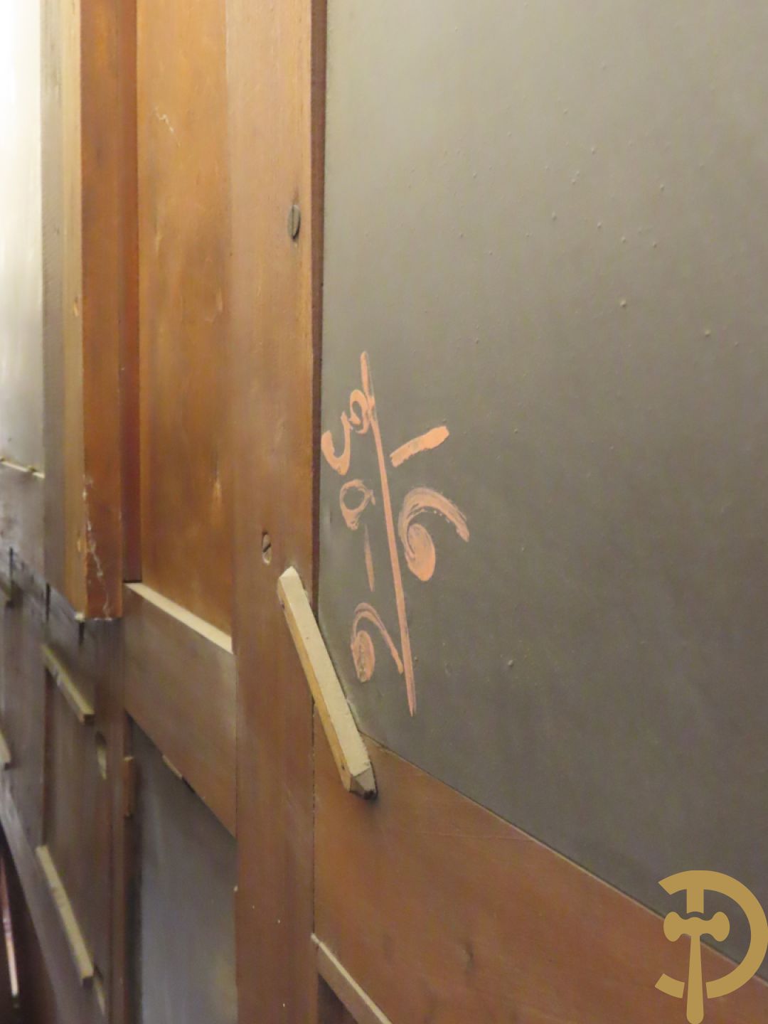 Notelaren Art Deco bank met étagère en paraplustaanders - centraal met spiegel