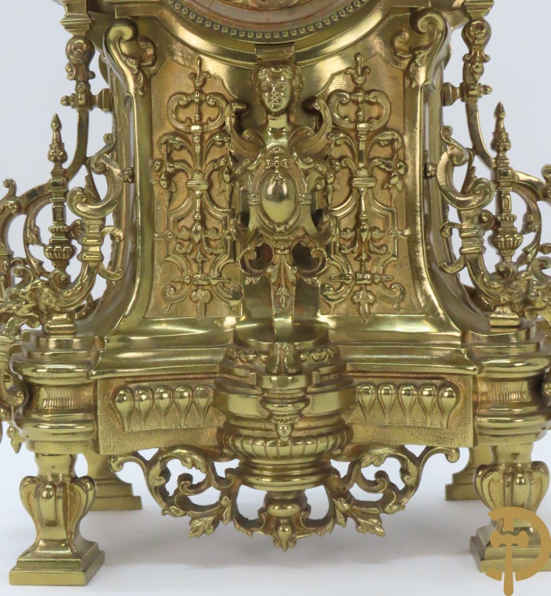 Driedelige koperen Neo Renaissance garnituur bestaande uit klok met amfoor bovenaan en Neo Renaissance motieven, Richond 11 Bd Mont Martre getekend - geflankeerd door paar vijfarmige kandelaars