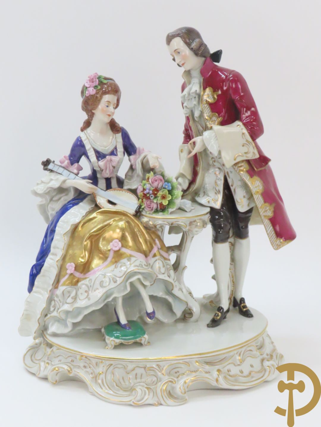Porseleinen groep met zittende dame bij mandoline en heer met boeket bloemen, achteraan gemerkt Sax
