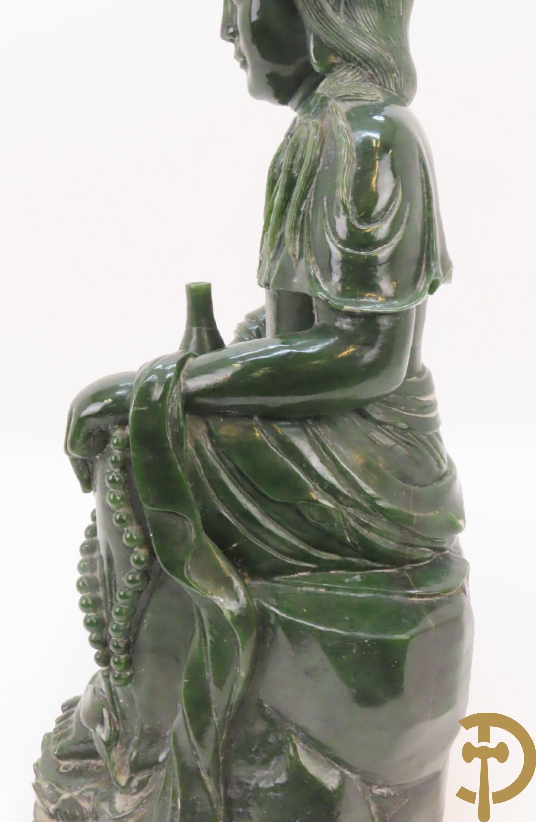Handgesculpteerde geisha met flesje in de hand in groene jade