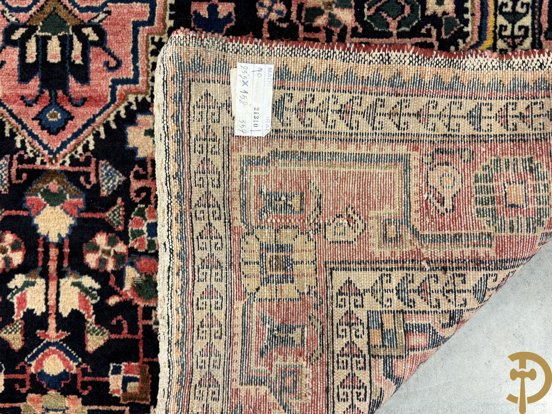 Drie oosterse handgeknoopte tapijten met blauwe fond