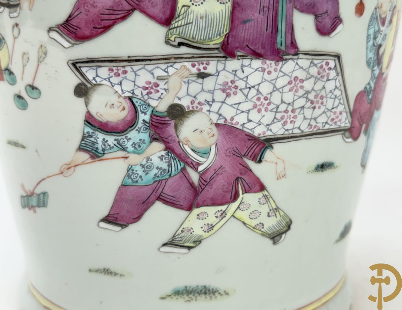 Chinese porseleinen vaas met dubbel decor van dieren, personages, dames en kinderen