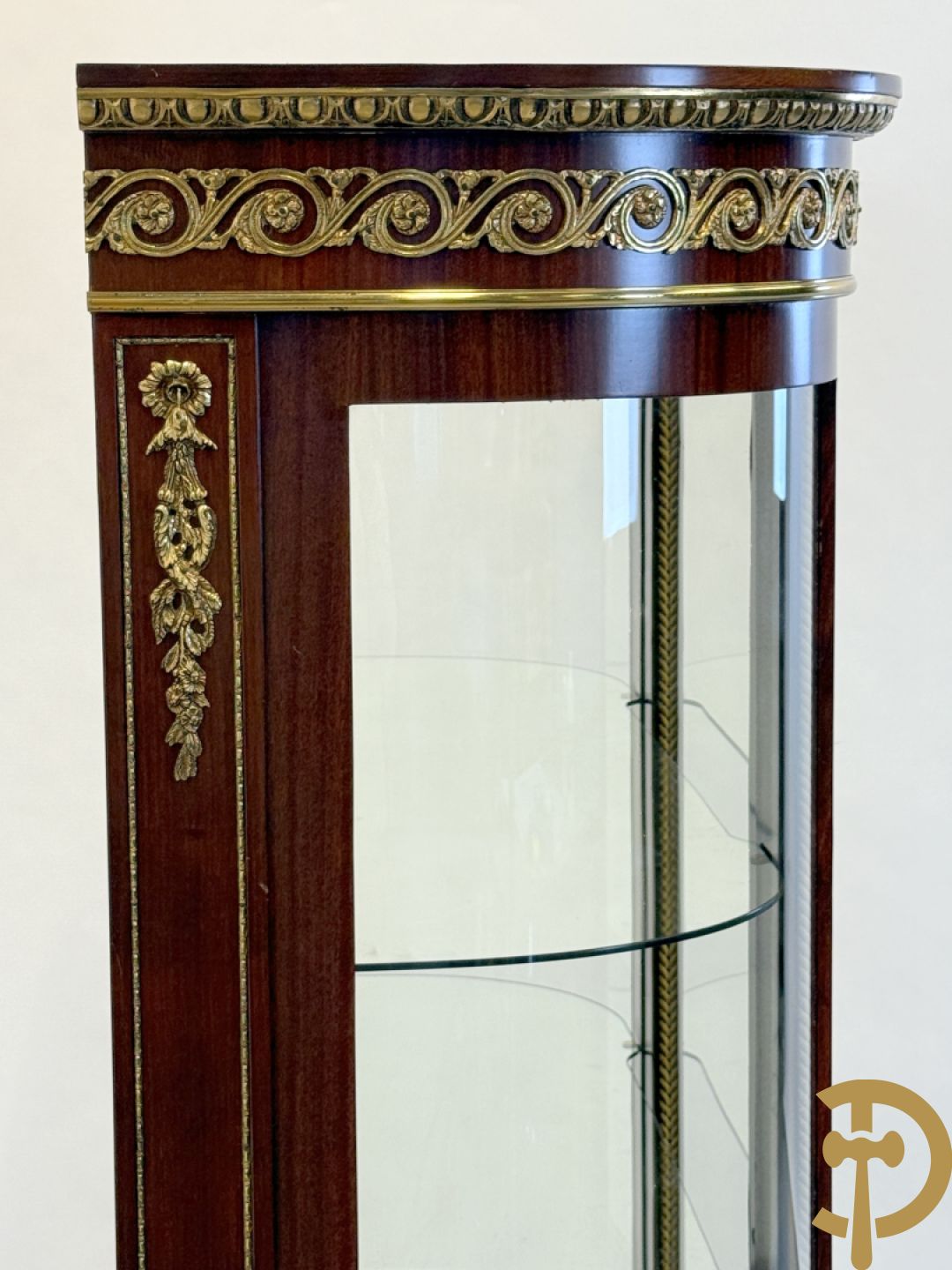 Notelaren vitrine met afgeronde zijkanten, bezet met bronzen plakkettes van dame en cupido