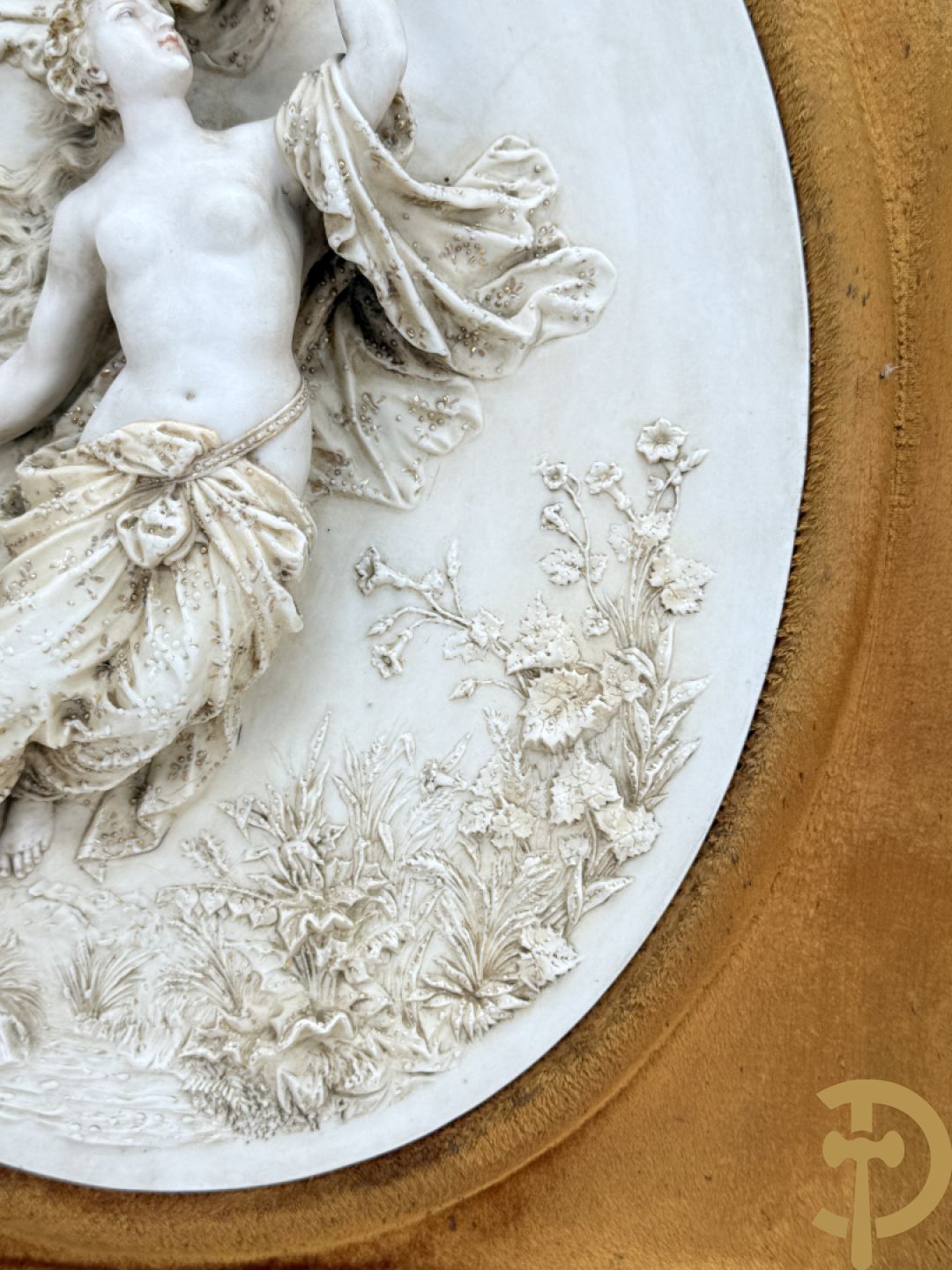 Paar ovale porseleinen plakkettes met elegante dame in bloemenveld