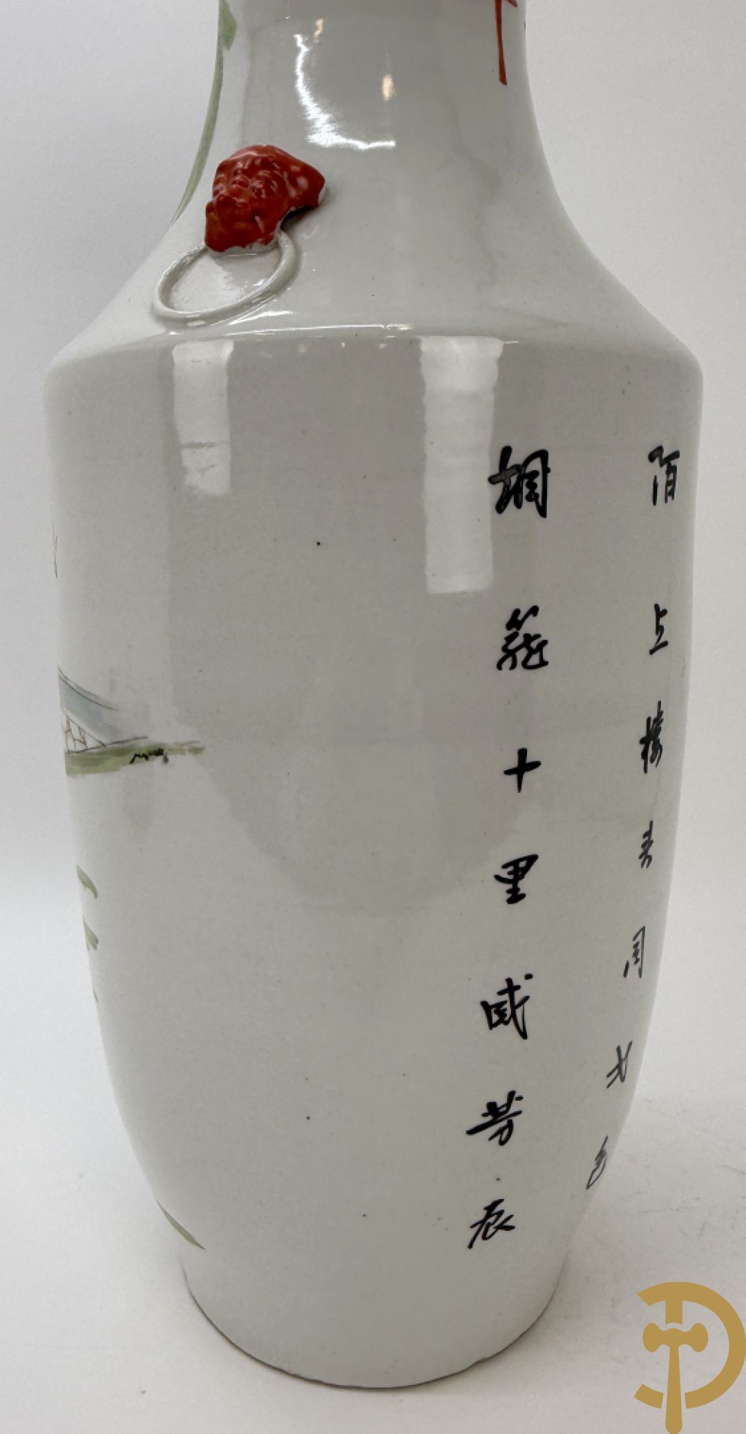 Twee rolvazen met bloemen- en vogeldecor + dekselpotiche met vogeldecor + Chinese vaas met decor van dames en kinderen