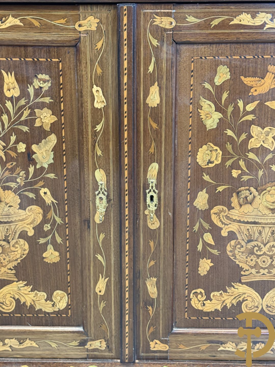 Hollandse vitrine met gemarketteerd bloementafereel, bovenaan met 2 beglaasde deuren en rocaille als kuif - onderaan met 2 gesloten deuren bezet met amforen, vogels en bloemenmarketterie