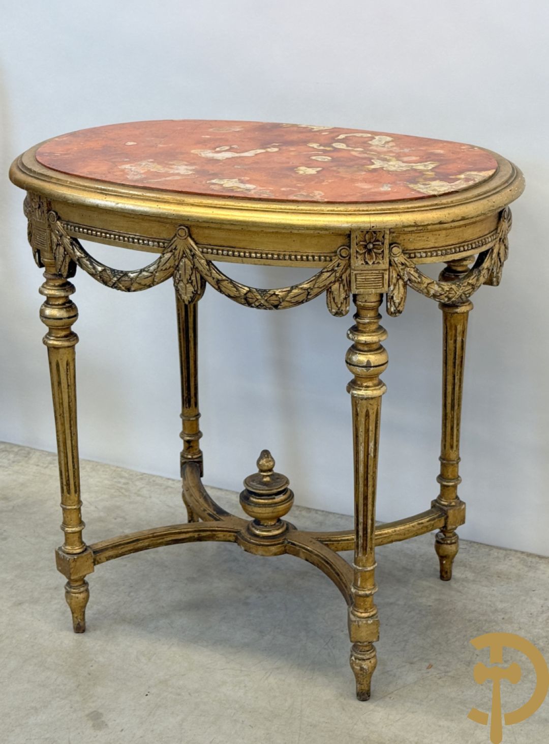 Ovale vergulde salontafel met Louis XVI motieven op gecanneleerde poten - met marmeren blad + 2 vergulde Louis XVI stoelen