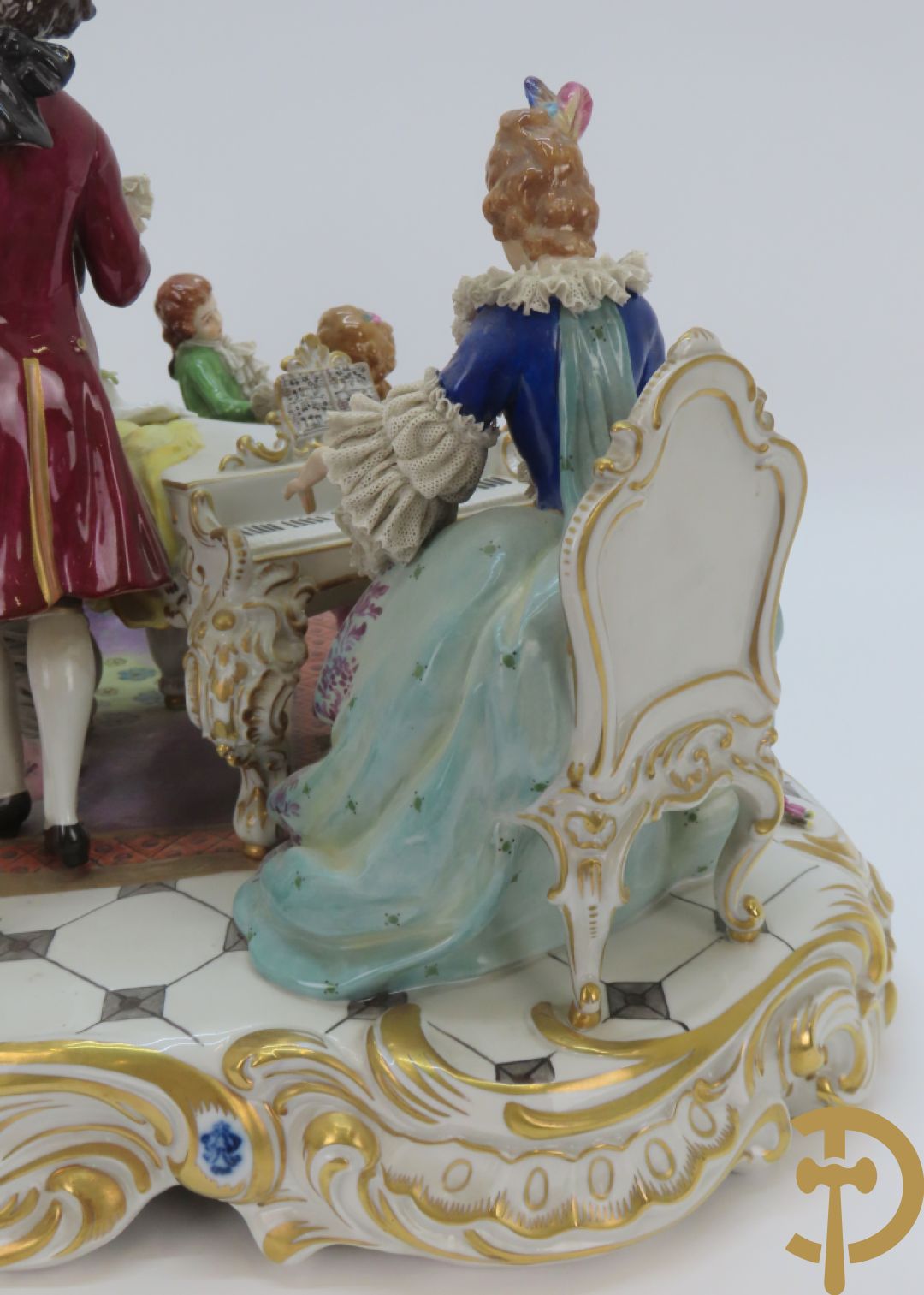 Grote gekleurde porseleinen geanimeerde groep met 7 muziekspelers