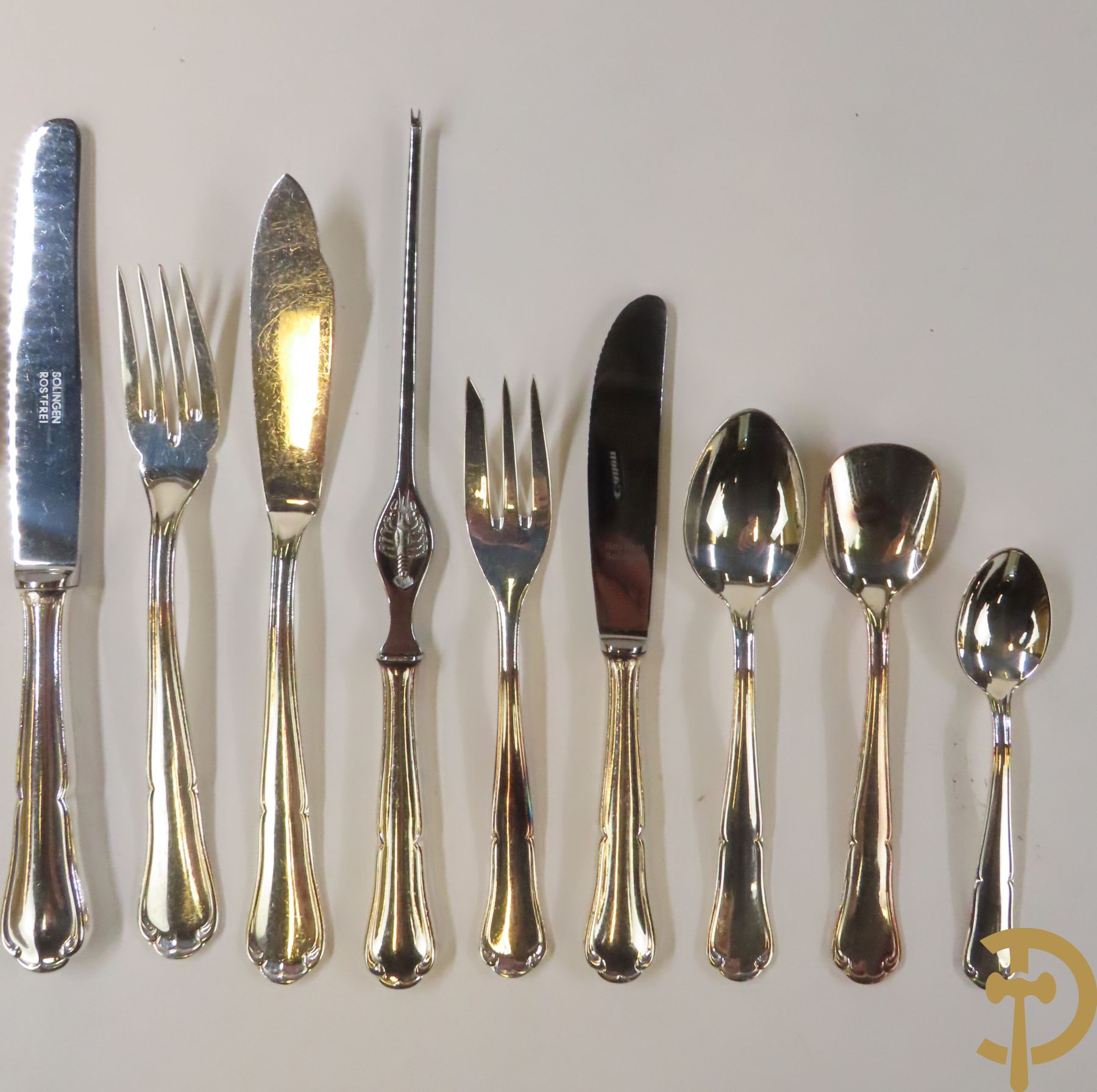 Massief zilveren Duits bestek in koffer bestaande uit 12 lepels, 12 vorken, 12 dessertlepels, 12 dessertvorken, 12 messen, 12 dessertmessen, 12 visvorken, 12 vislepels, 12 ijslepels, 12 mokkalepels, 12 kreeftenvorken, 12 kleine vorkjes, 3 koffielepeltjes en 14 losse stukken