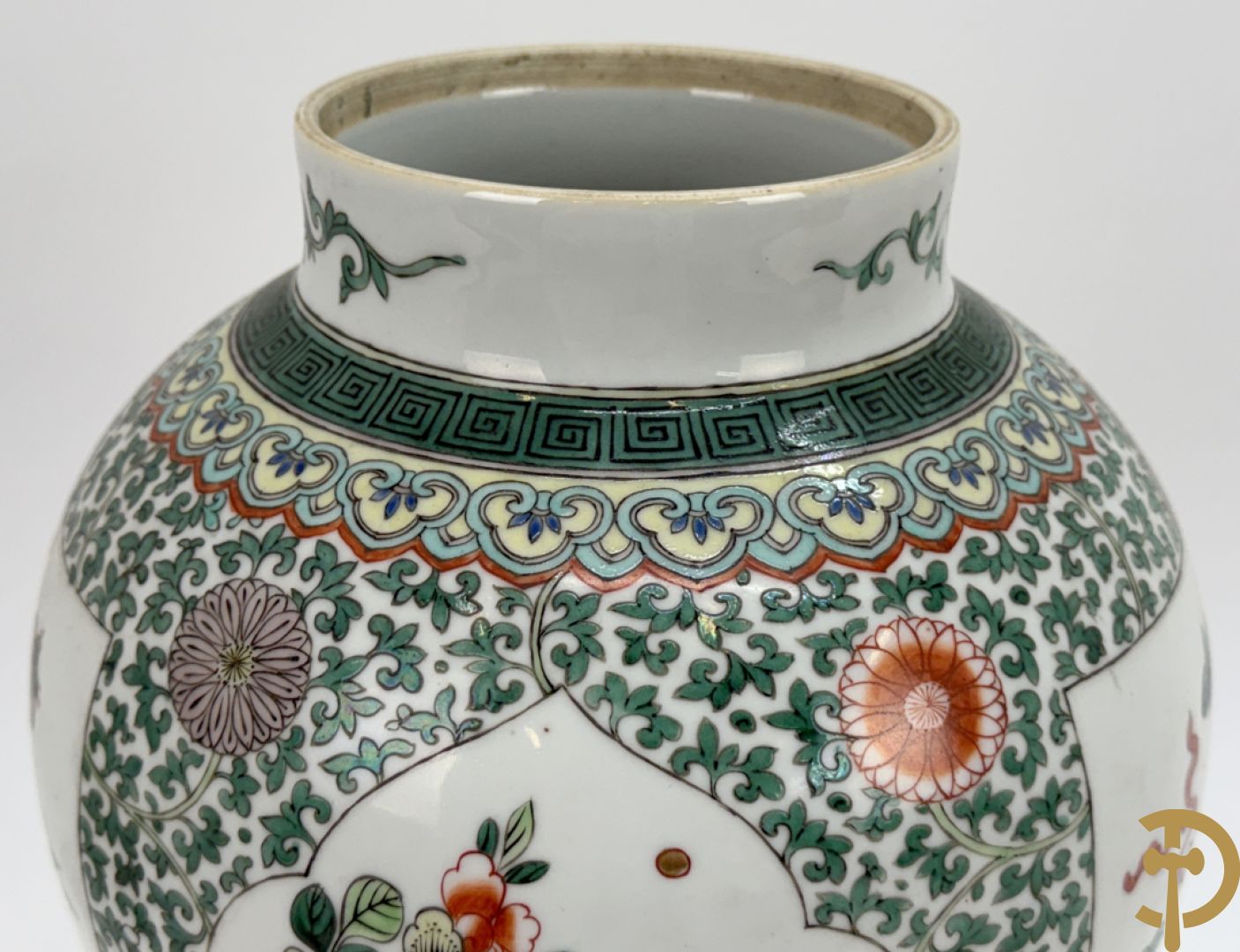 Chinese porseleinen dekselpotiche met bloemendecor