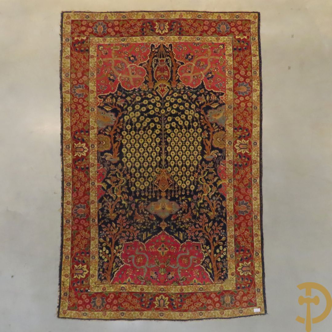 Antiek Oosters handgeknoopt tapijt Tabriz met amfoor en bloementafereel